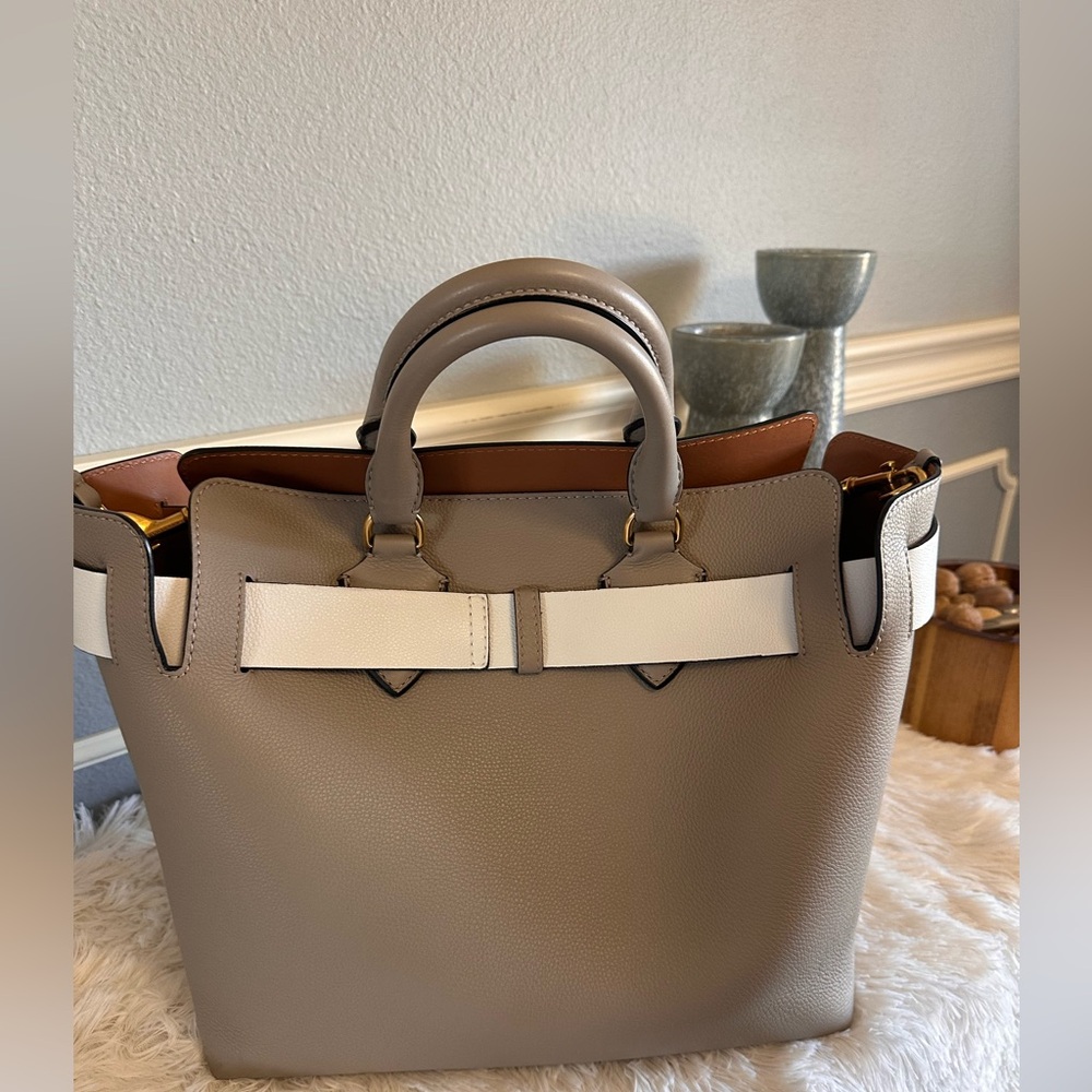 EUC Burberry LARGE grey and white leather buckle belt Tote/satchel
Made in Italy - Picture 2 of 12